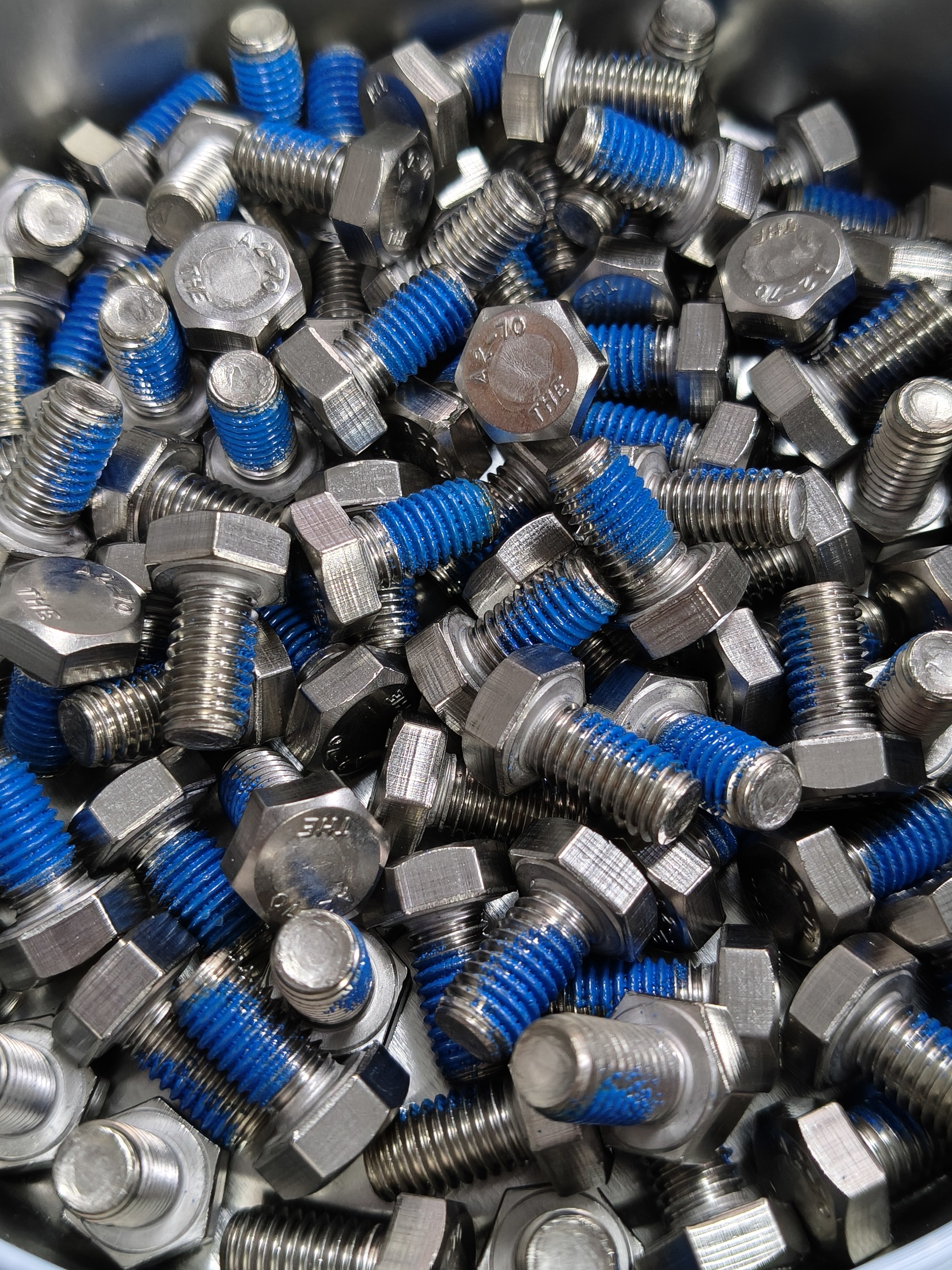 Warum werden Schraubensicherungsklebstoffe in chemische Klebstoffe und Nylonklebstoffe eingeteilt?