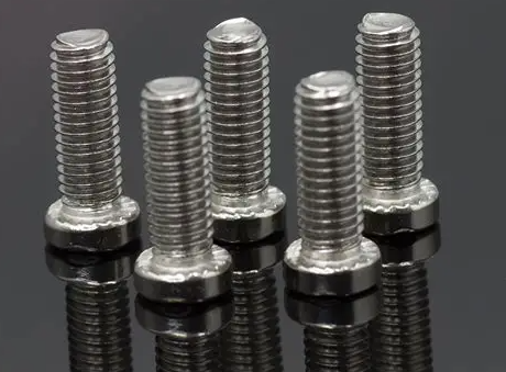 Was verursacht Verfärbungen bei Edelstahlschrauben?