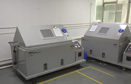 Salzsprühtest von Edelstahlbefestigungen